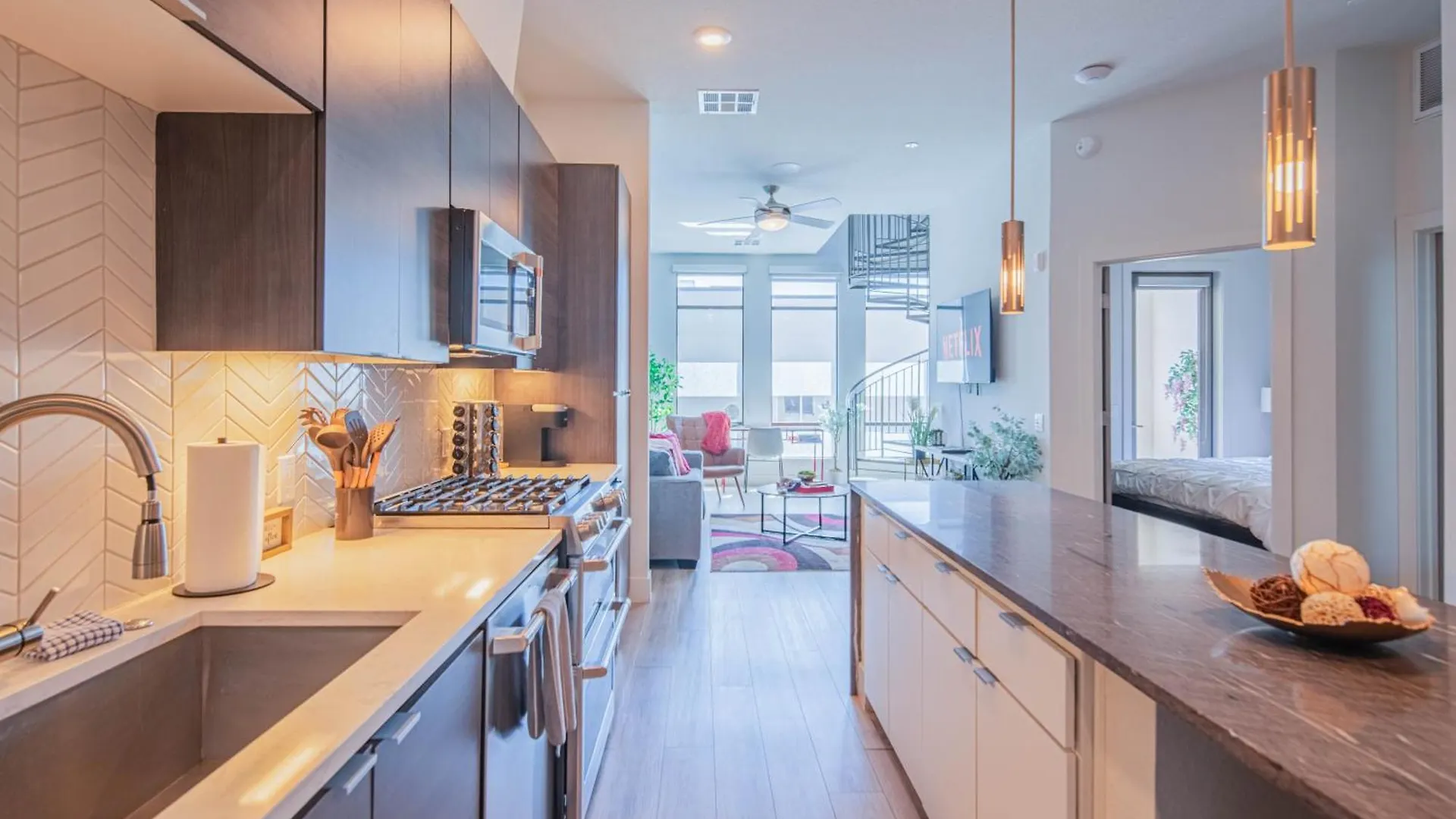 Private Rooftop Terrance-Walk Score 81-Shopping District-King Bed-Parking 4003 Scottsdale Daire