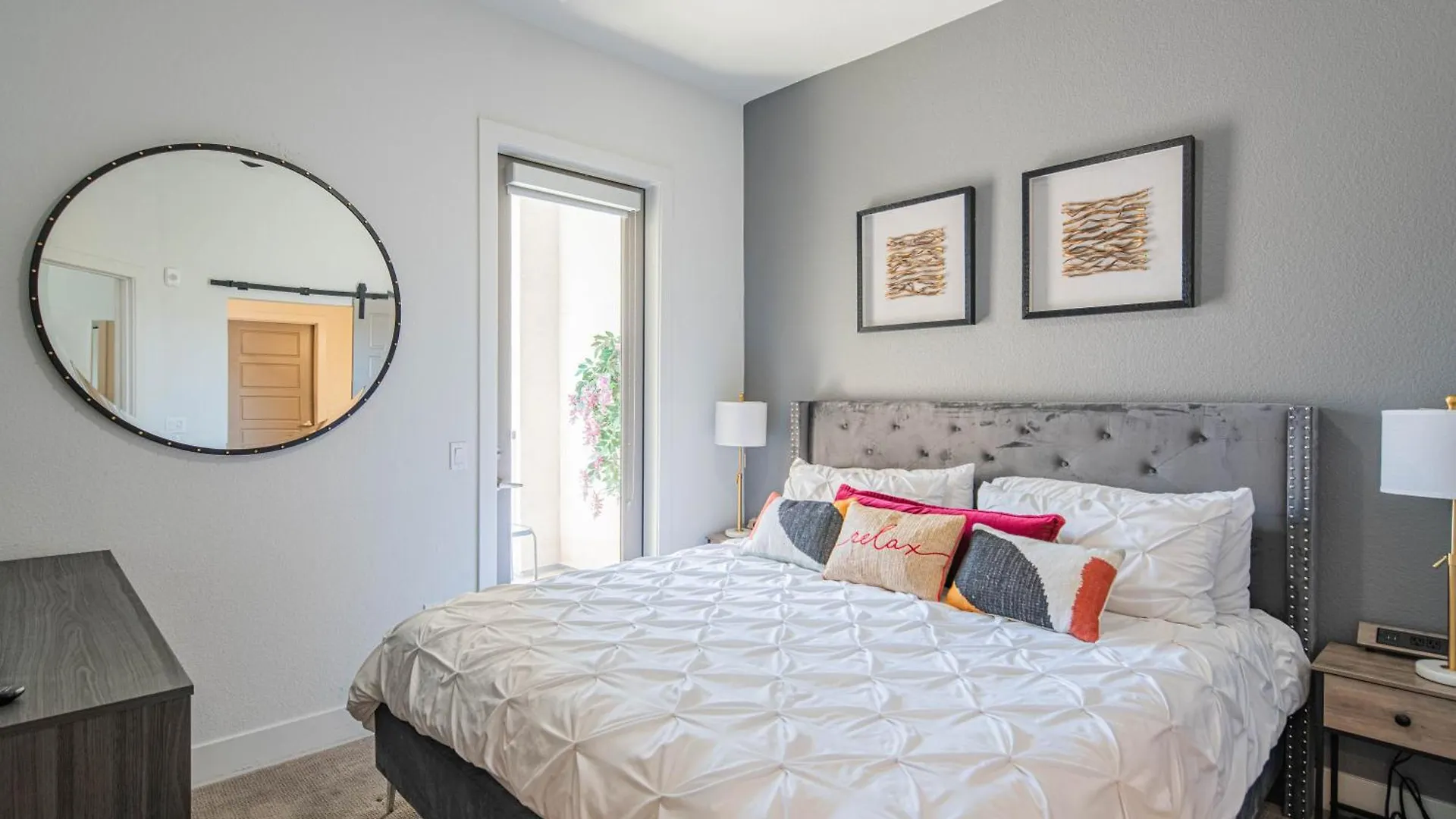 Private Rooftop Terrance-Walk Score 81-Shopping District-King Bed-Parking 4003 Scottsdale ABD